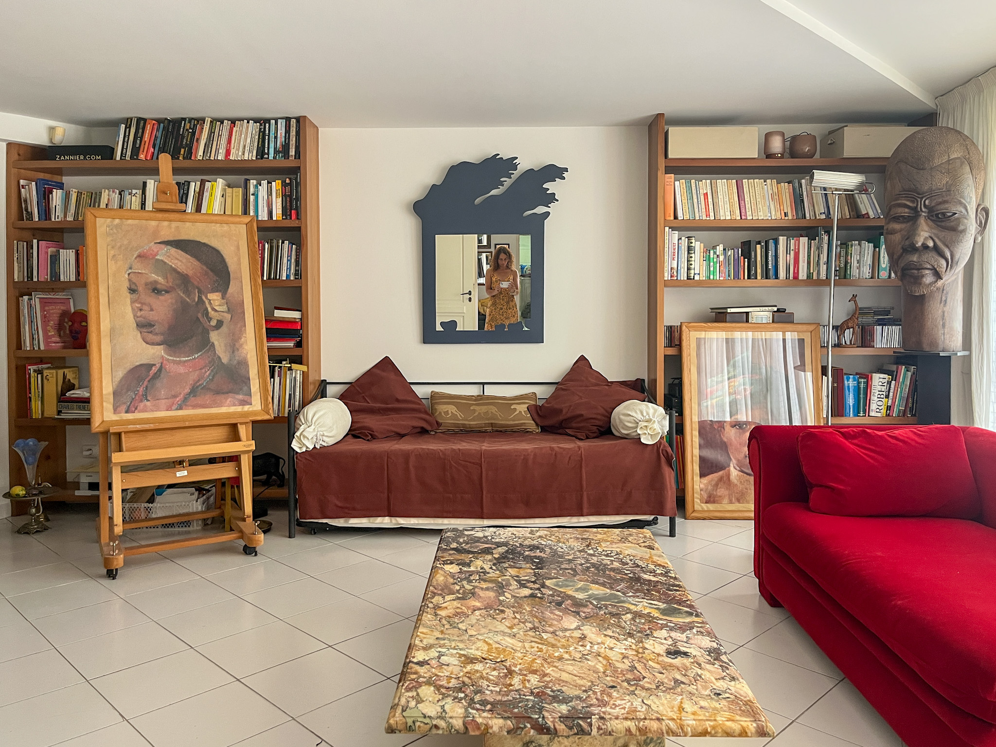 Boudoir élégant situé au rez-de-chaussée de la villa, idéal pour un moment de repos.