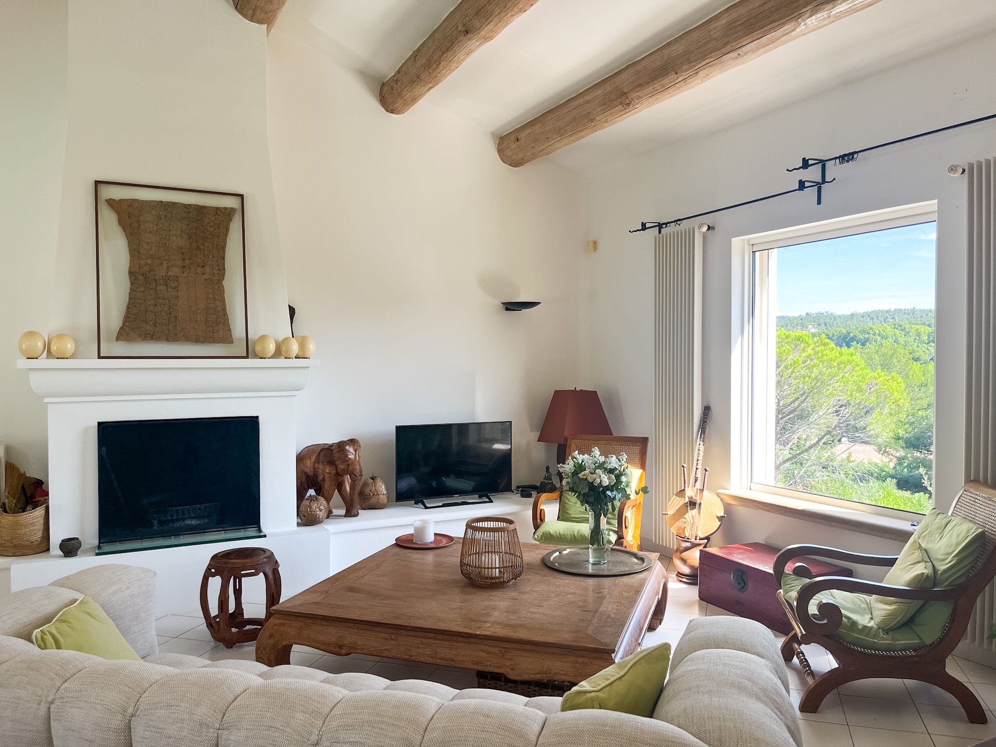 Espace séjour confortable au décor soigné avec vue sublime sur les Alpilles.