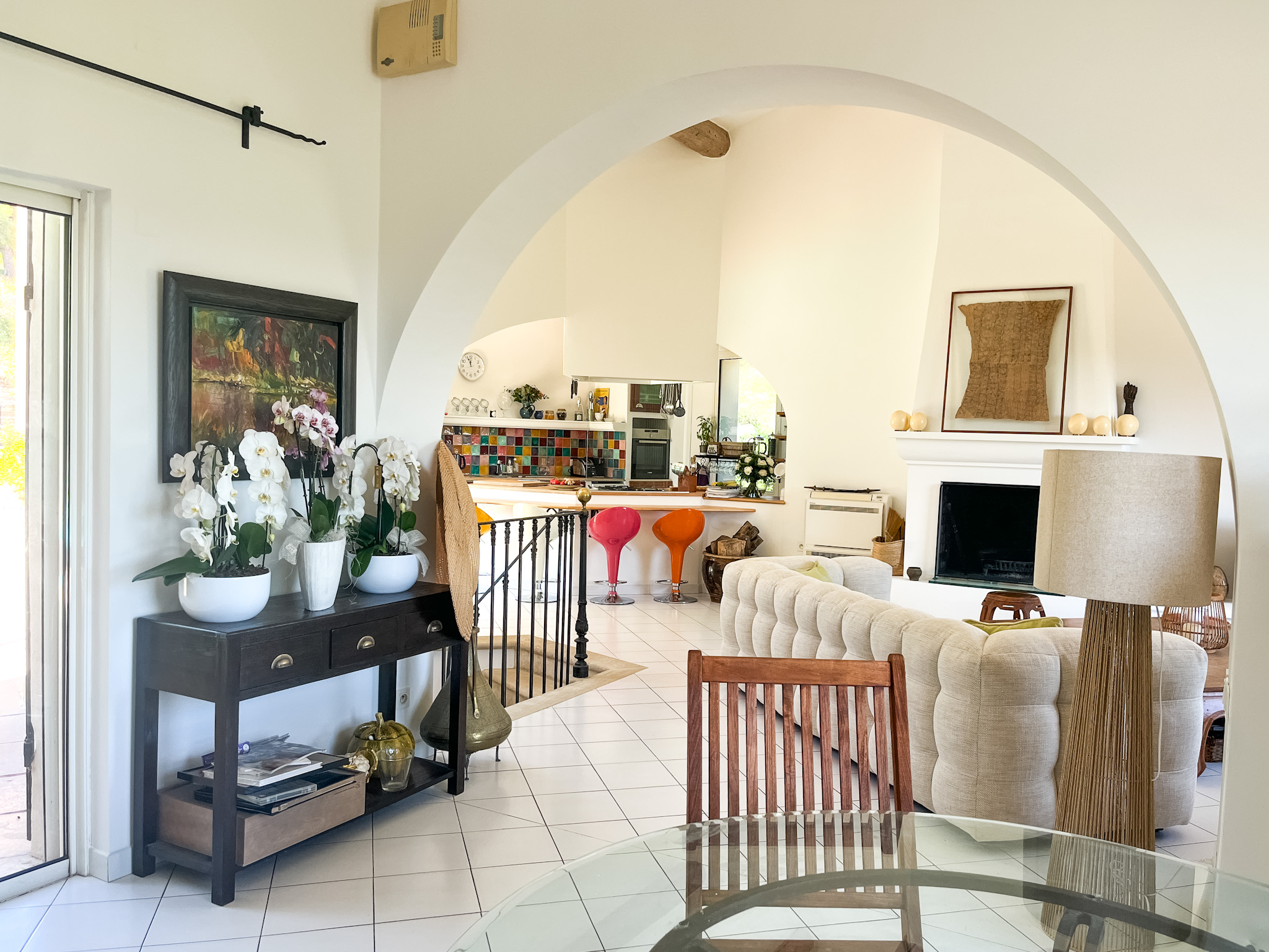 Coin repas lumineux avec accès direct à la terrasse pour vivre dedans-dehors.