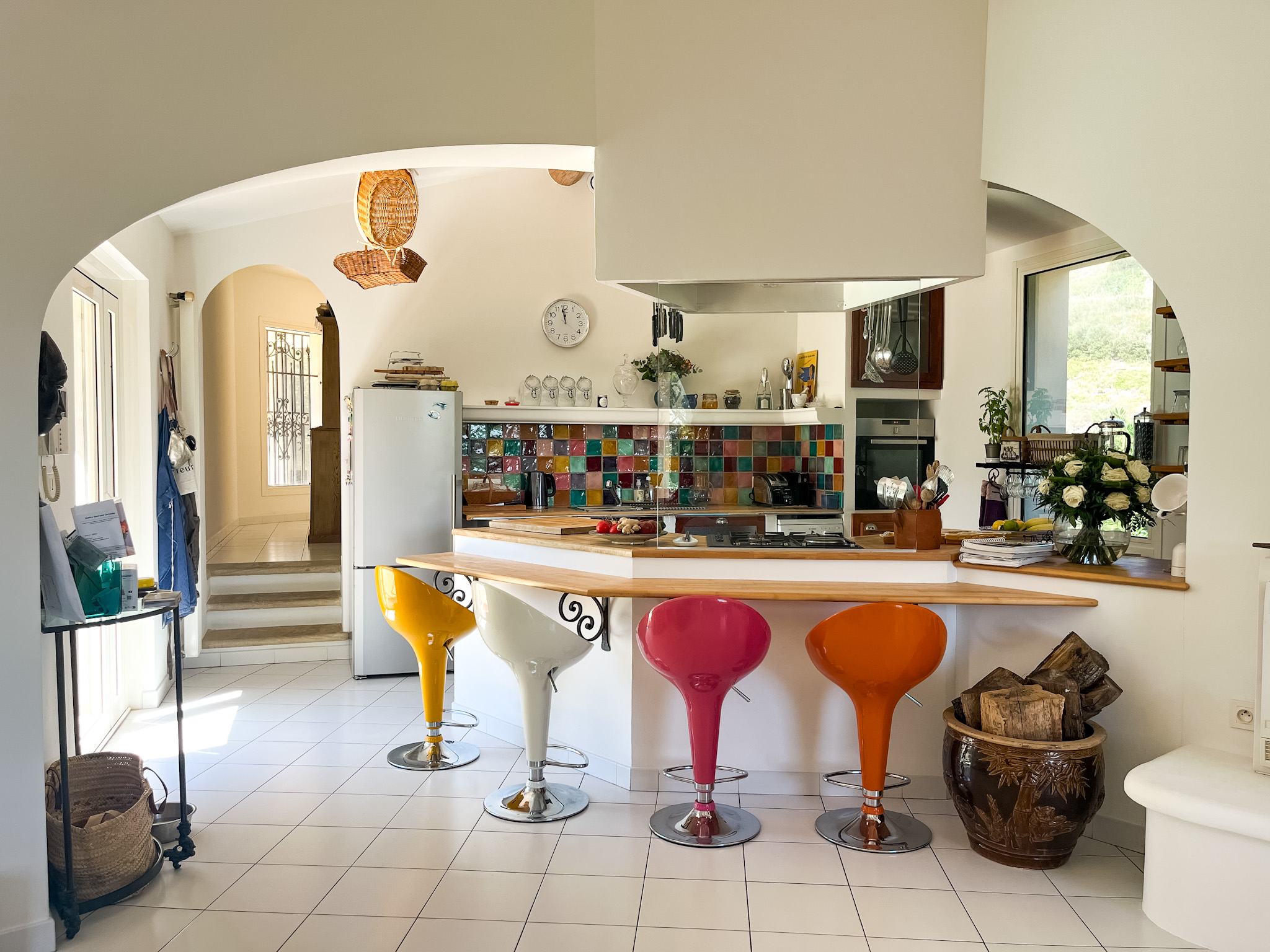 Grande cuisine moderne et conviviale ouverte sur les espaces de vie.