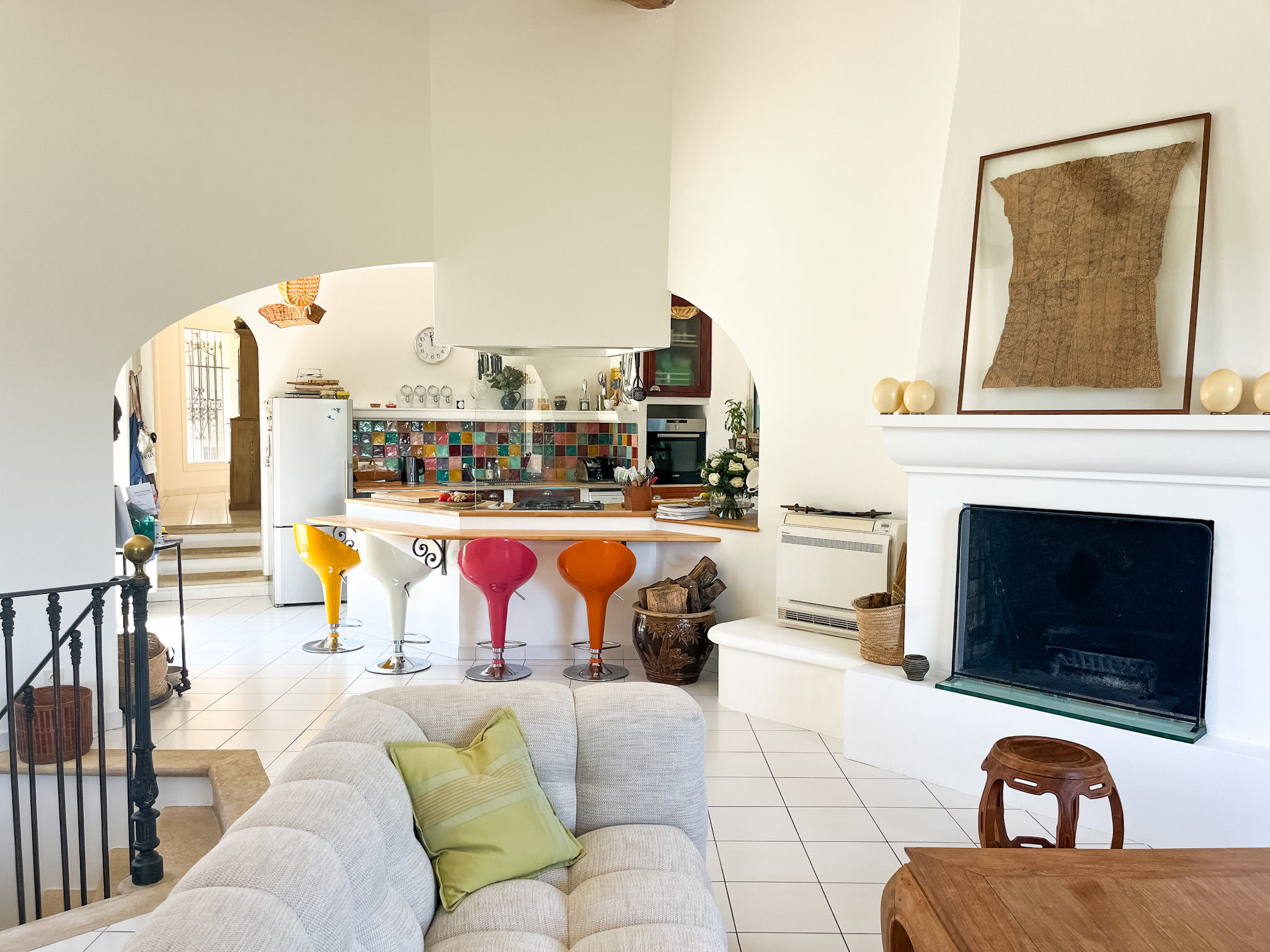 Salon cosy de la Villa Olivia avec canapé, parfait pour se retrouver au coin du feu après une journée de visite dans les Alpilles.