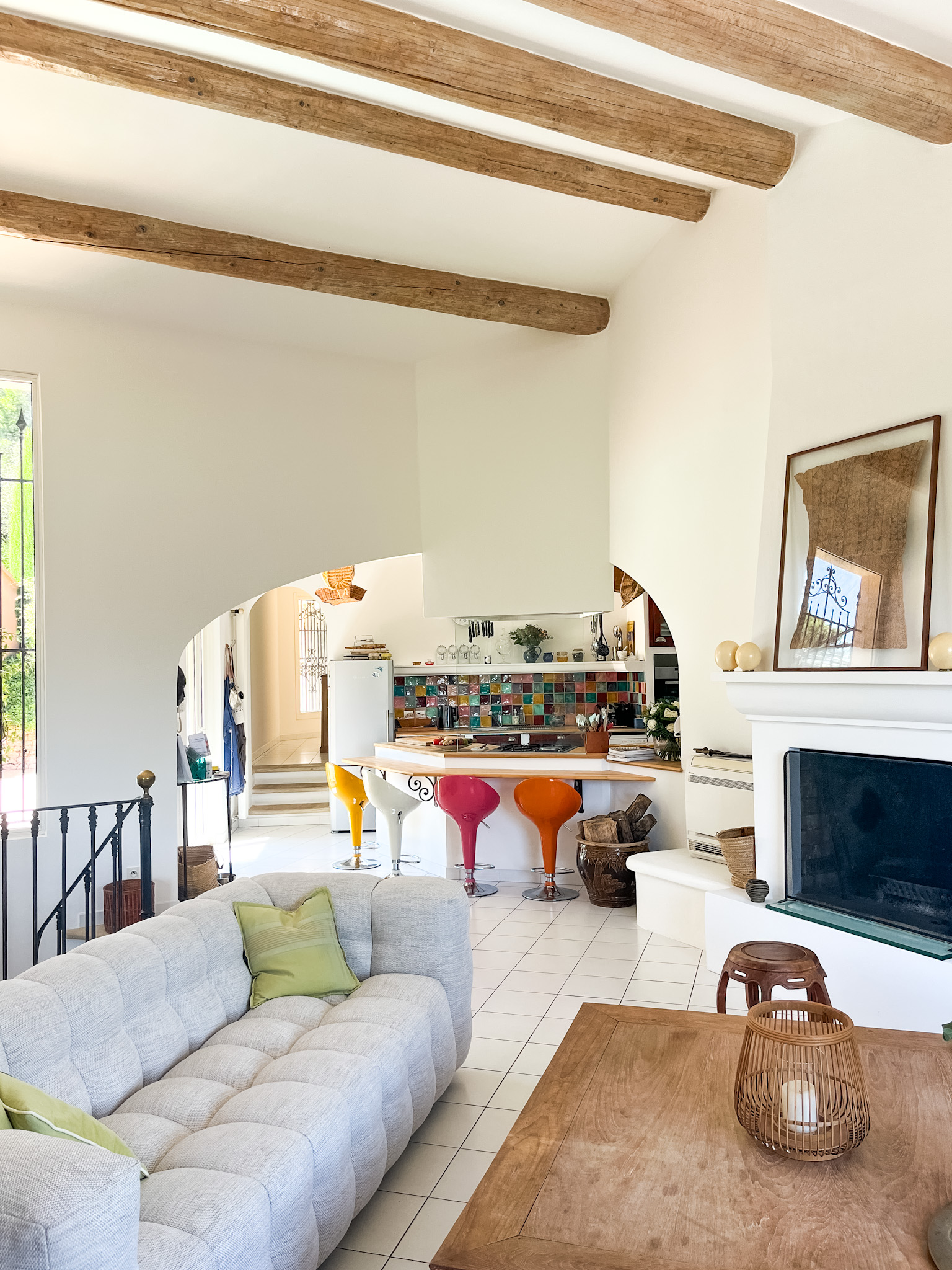 Vaste salon de la Villa Olivia offrant une atmosphère sereine pour vos soirées en Provence.