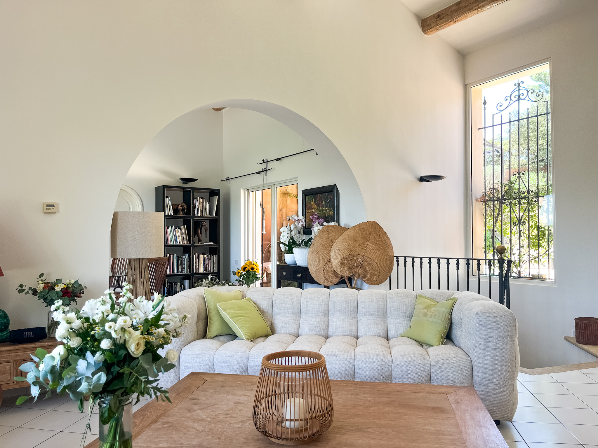 Espace de vie ouvert et climatisé, alliant charme authentique et confort moderne.