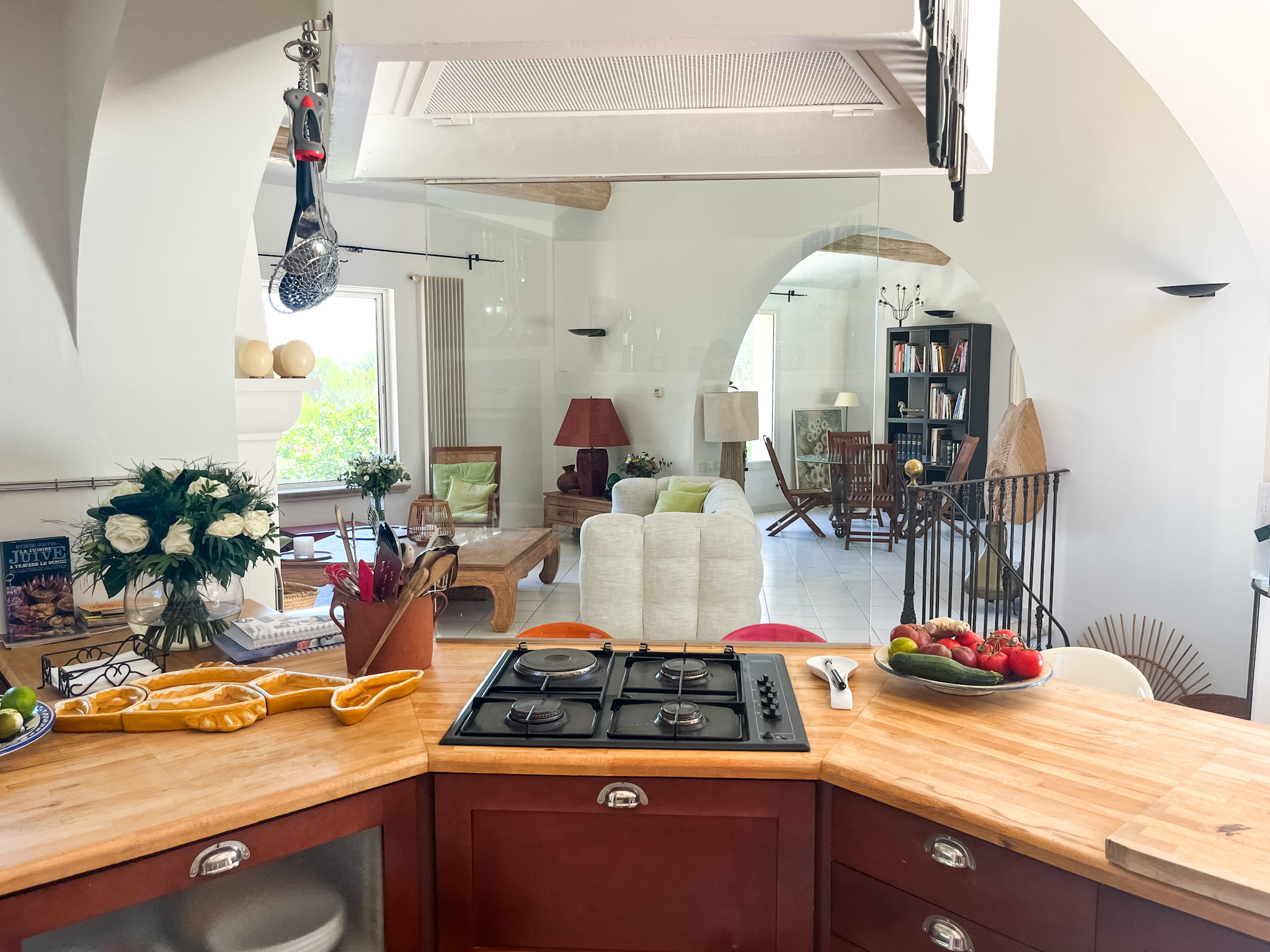 Cuisine de chef spacieuse avec îlot central, parfaite pour cuisiner les produits des marchés provençaux