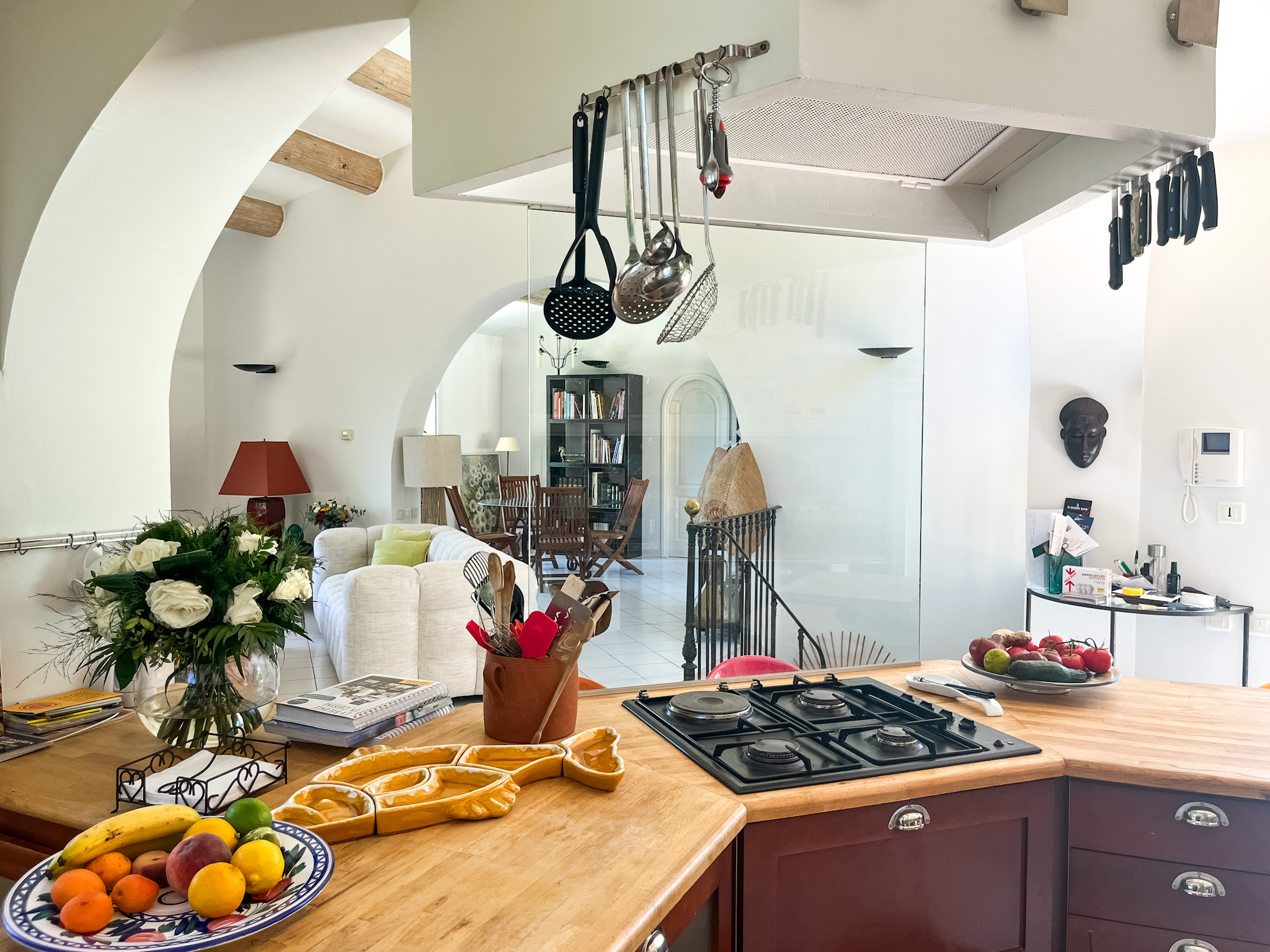 Cuisine entièrement équipée de la Villa Olivia pour préparer vos spécialités provençales.