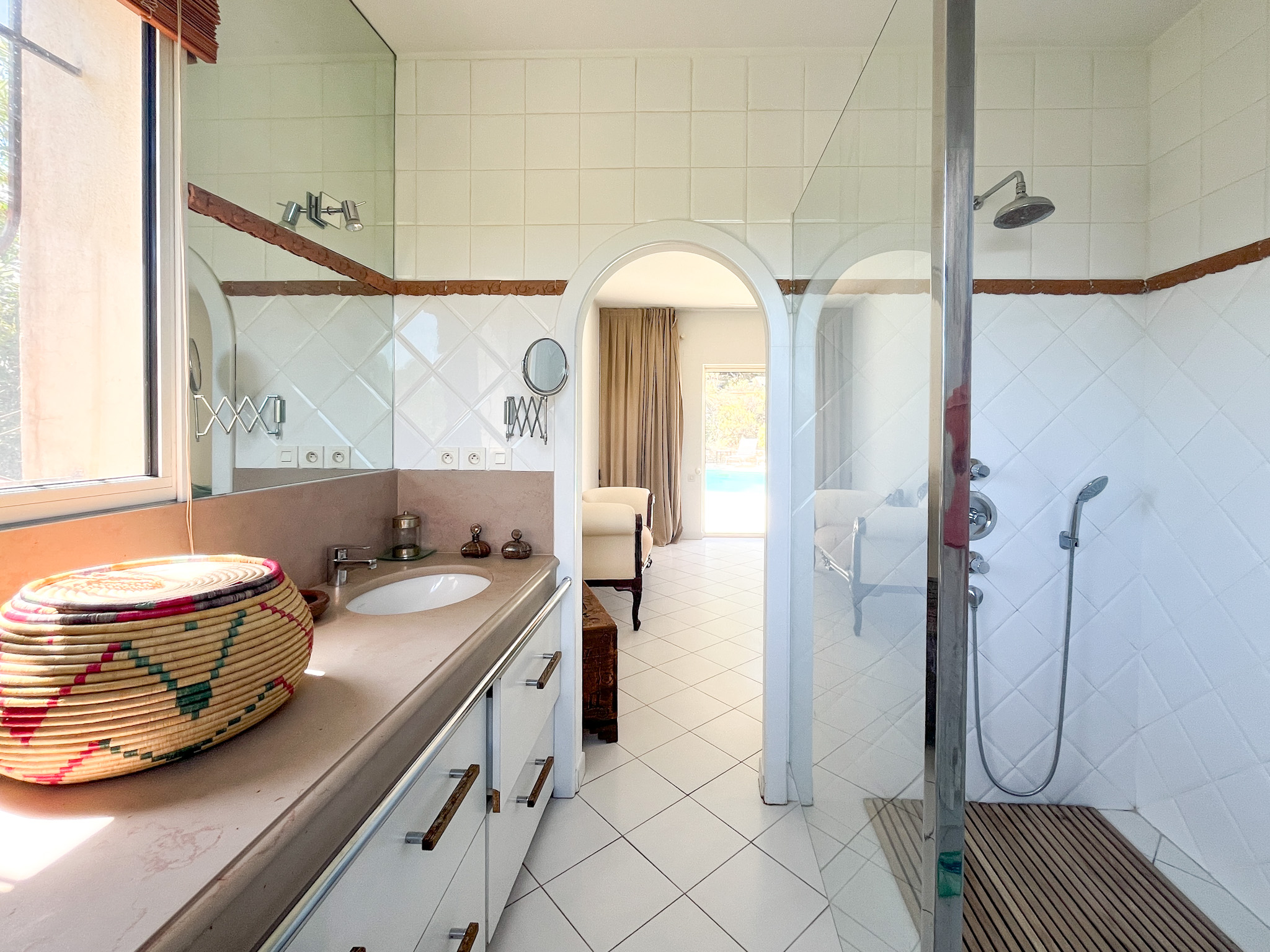 Salle de bain privative de la suite parentale à la Villa Olivia, avec vue de rêve sur les Alpilles