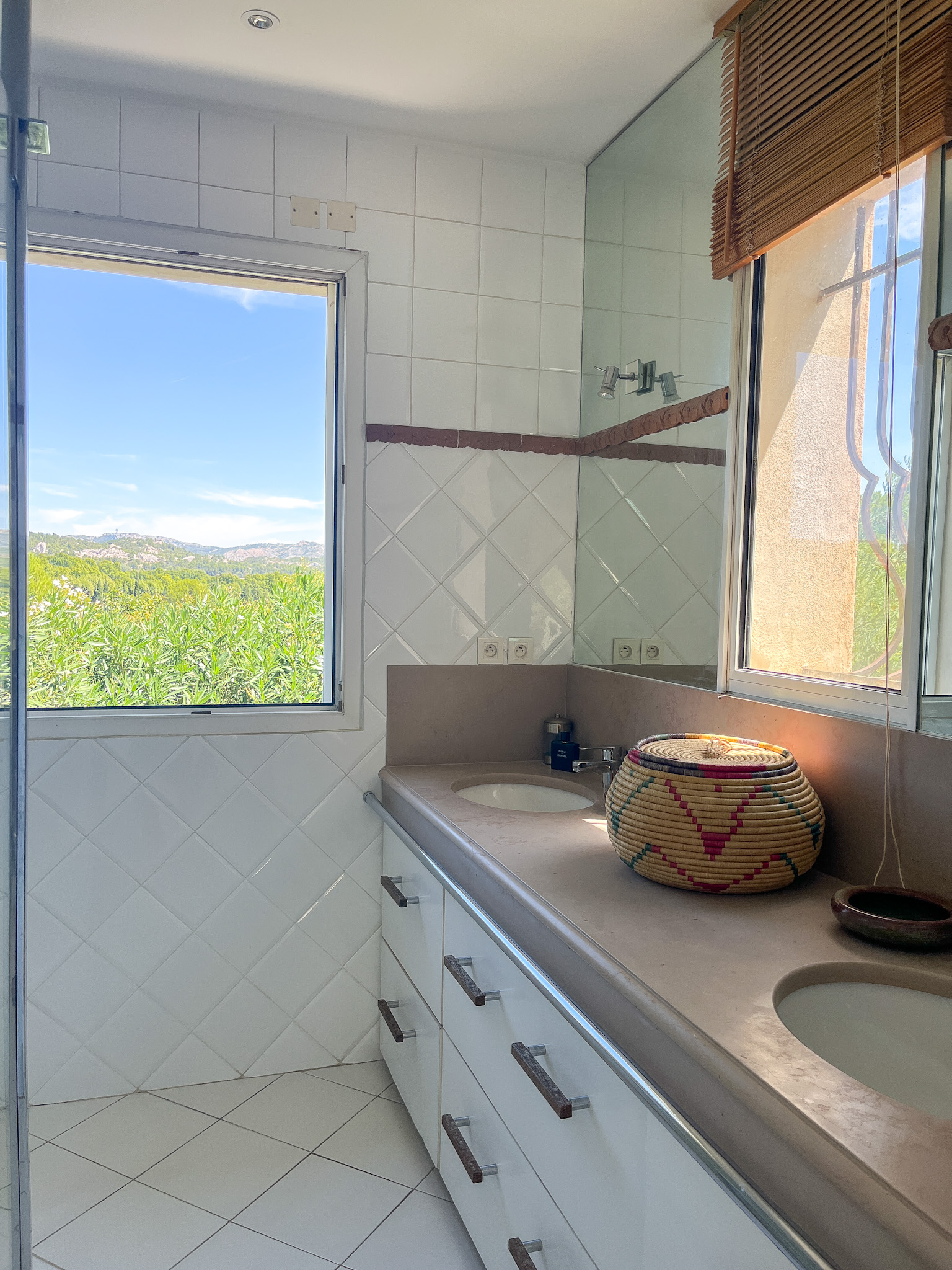 Design épuré et confort haut de gamme dans la salle d'eau principale de notre maison de vacances.