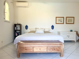 Chambre double à la décoration épurée garantissant des nuits paisibles au Paradou.