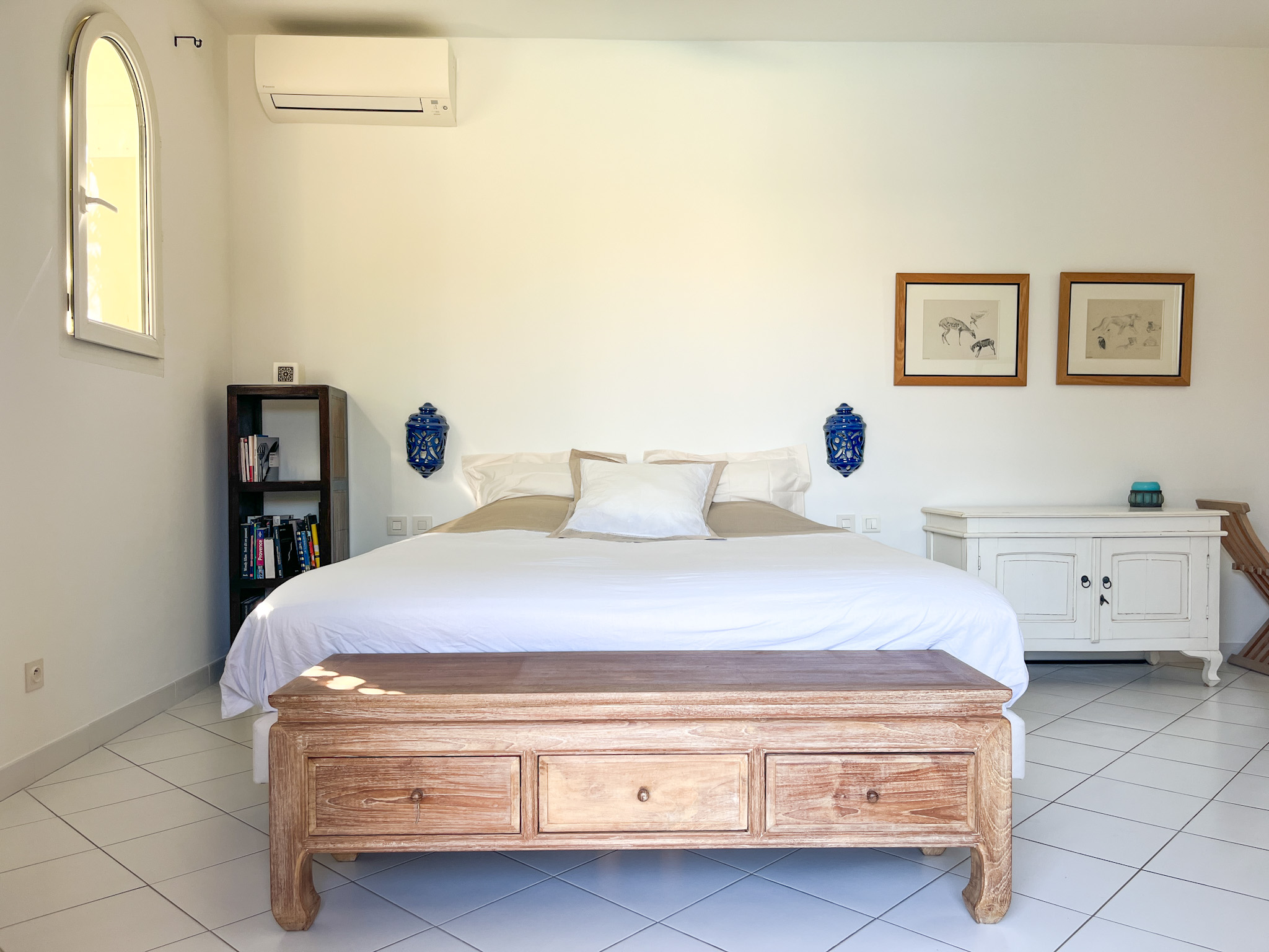 Chambre double à la décoration épurée garantissant des nuits paisibles au Paradou.