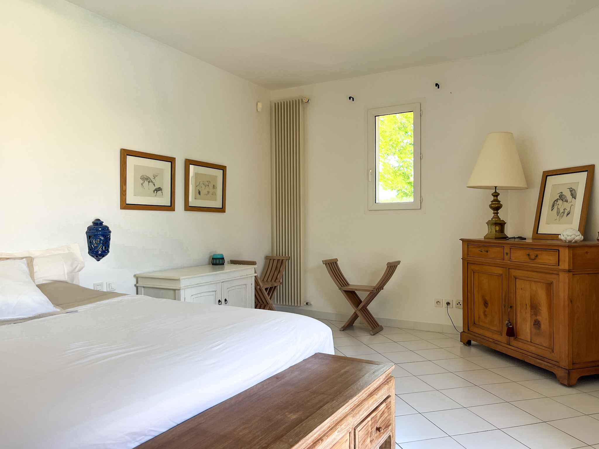 Espace nuit élégant avec vue sur la piscine et le jardin