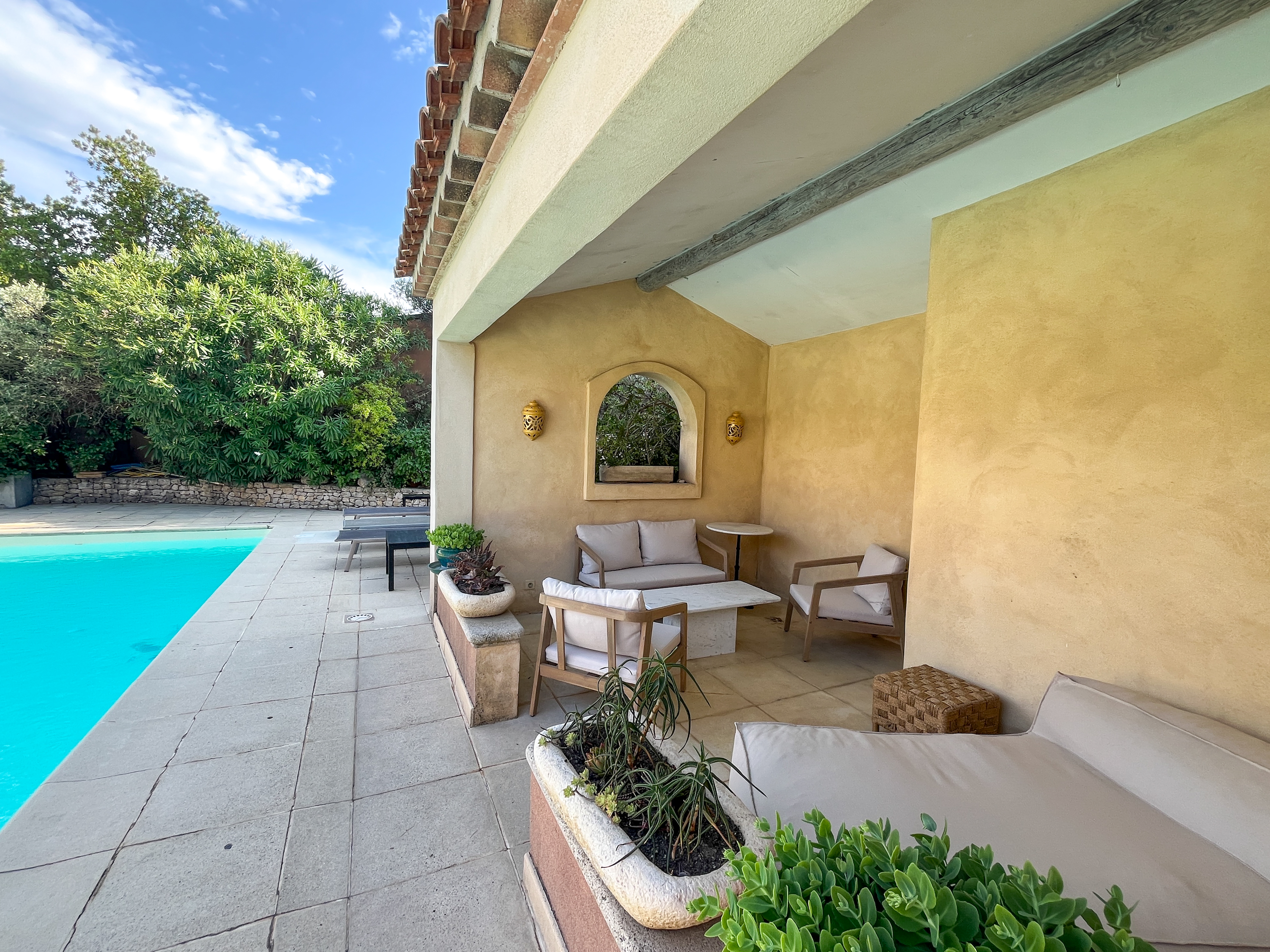 Espace lounge extérieur abrité, parfait pour une sieste paisible au cœur des Alpilles.