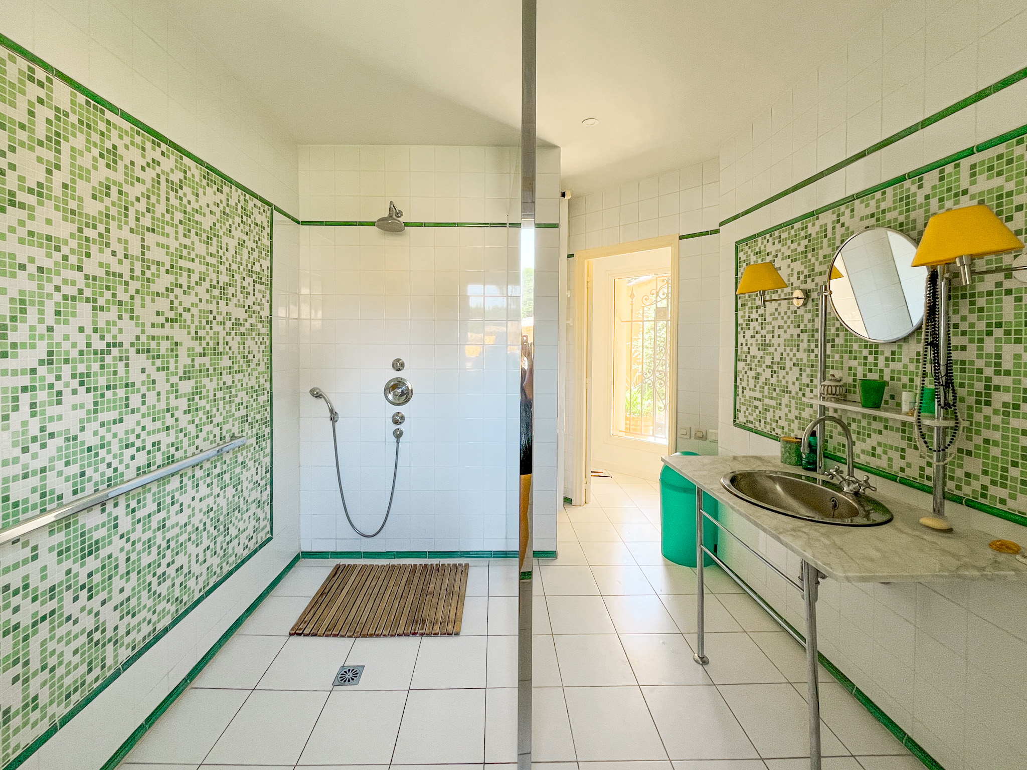 Équipements modernes et linge de maison de qualité fournis dans chaque salle d'eau de la villa.