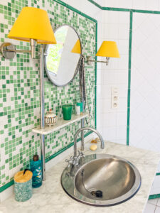 Salle de bain privative à la Villa Olivia, équipée d'une douche à l'italienne moderne.