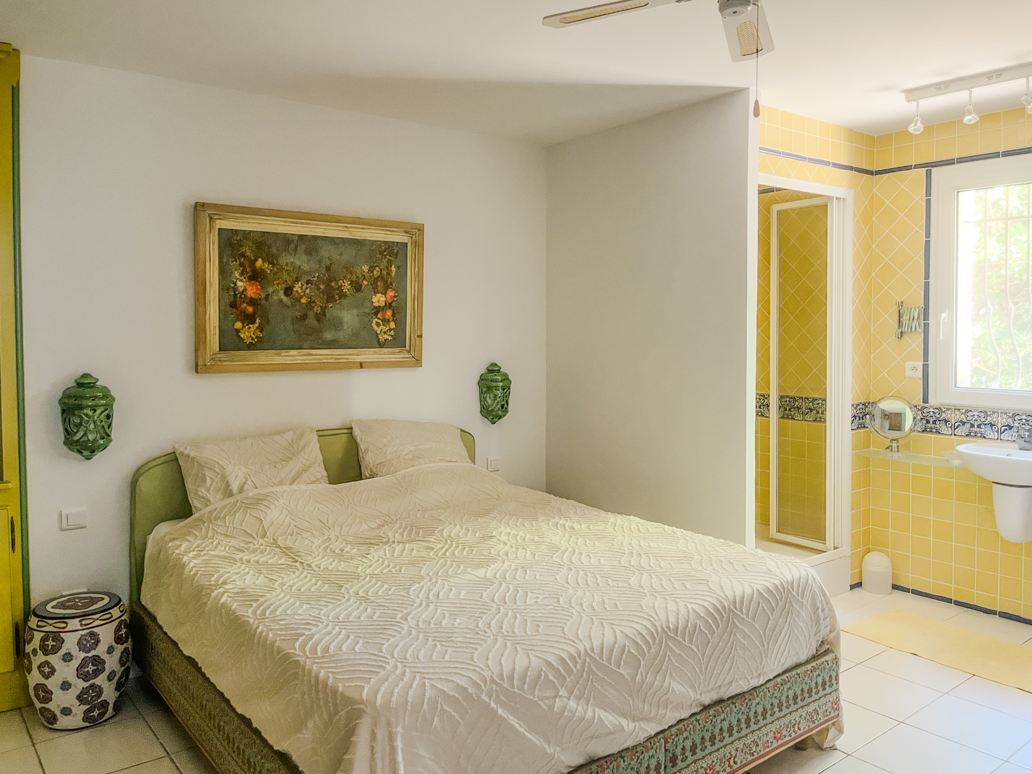 Chambre d'amis spacieuse aux tons naturels rappelant la douceur de vivre en Provence.