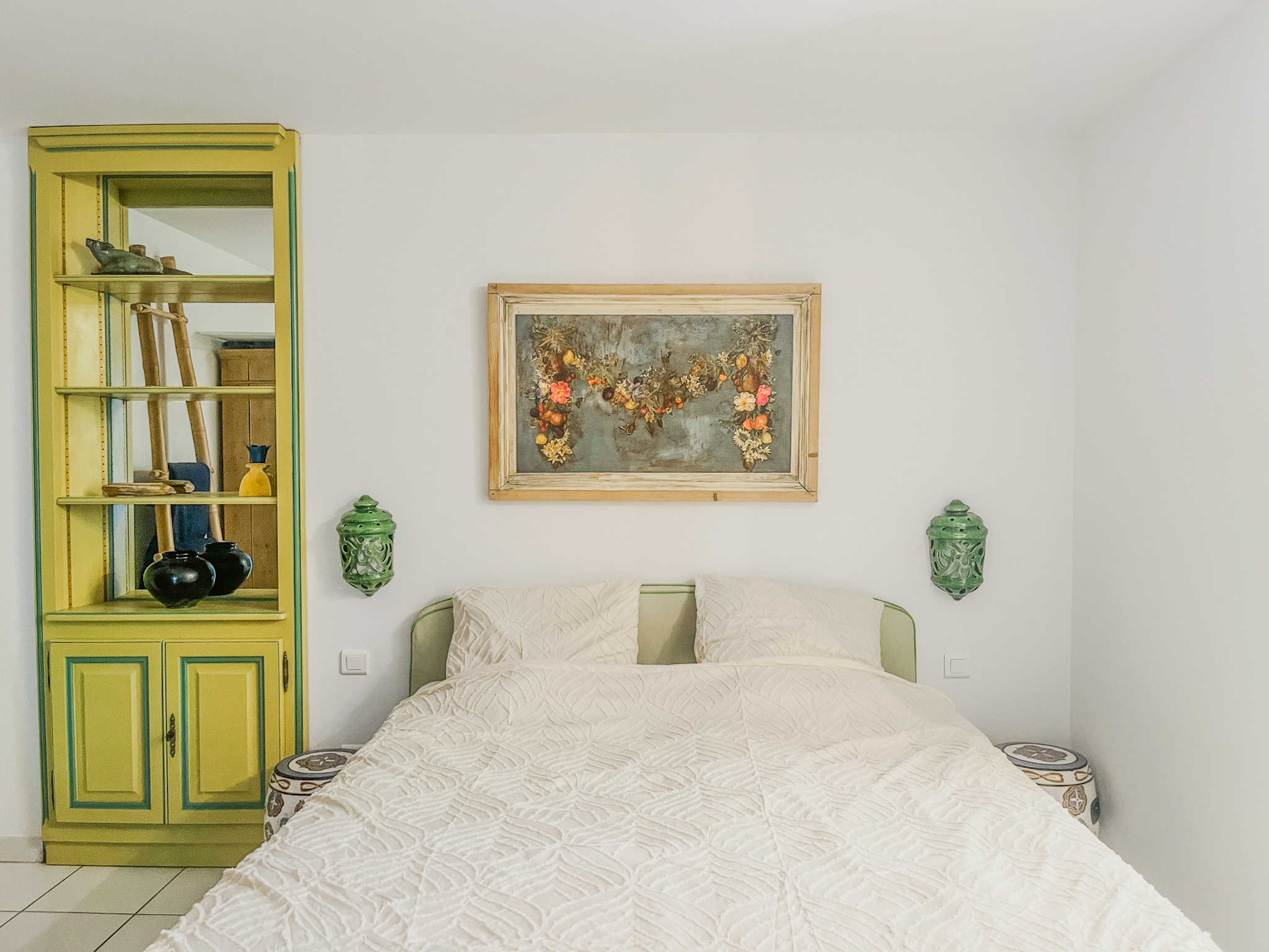 Troisième chambre tout confort aux tons naturels rappelant la douceur de vivre en Provence.