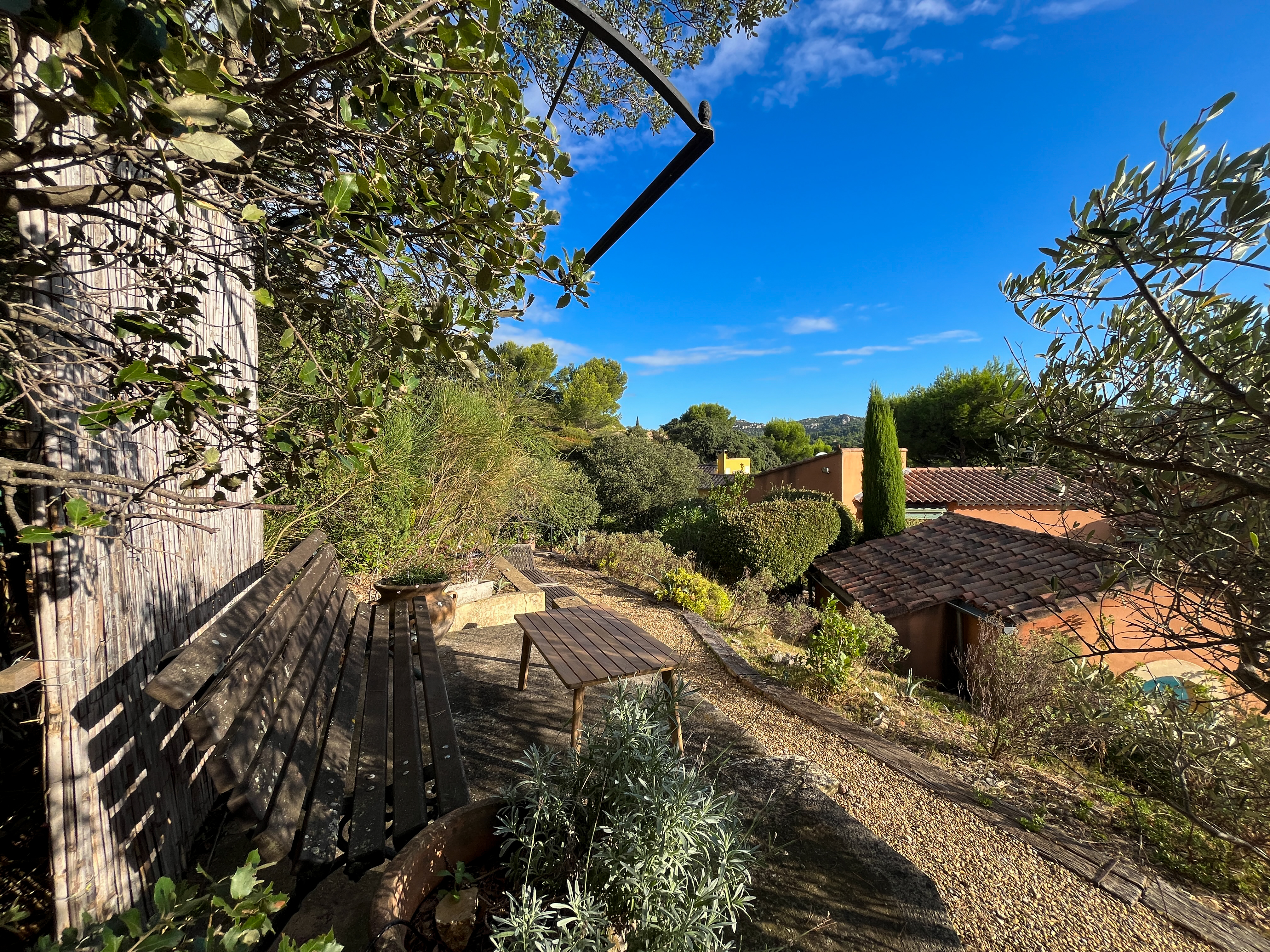 Jardin méditerranéen arboré offrant calme et verdure à Paradou.