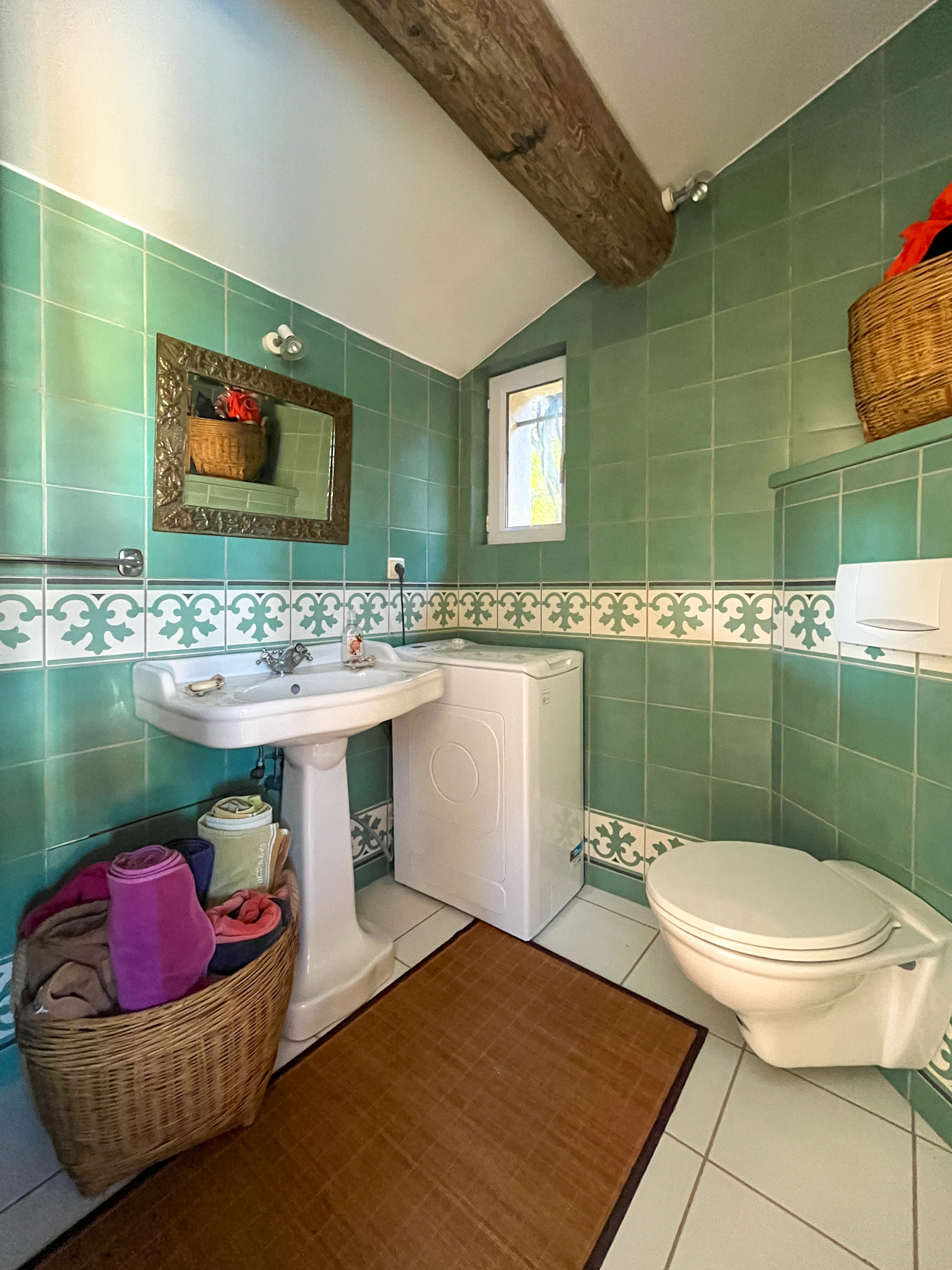 Salle d'eau extérieure avec douche avec machine à laver le longe