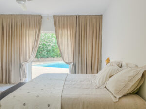 Suite parentale vue piscine de la Villa Olivia avec literie de qualité supérieure.