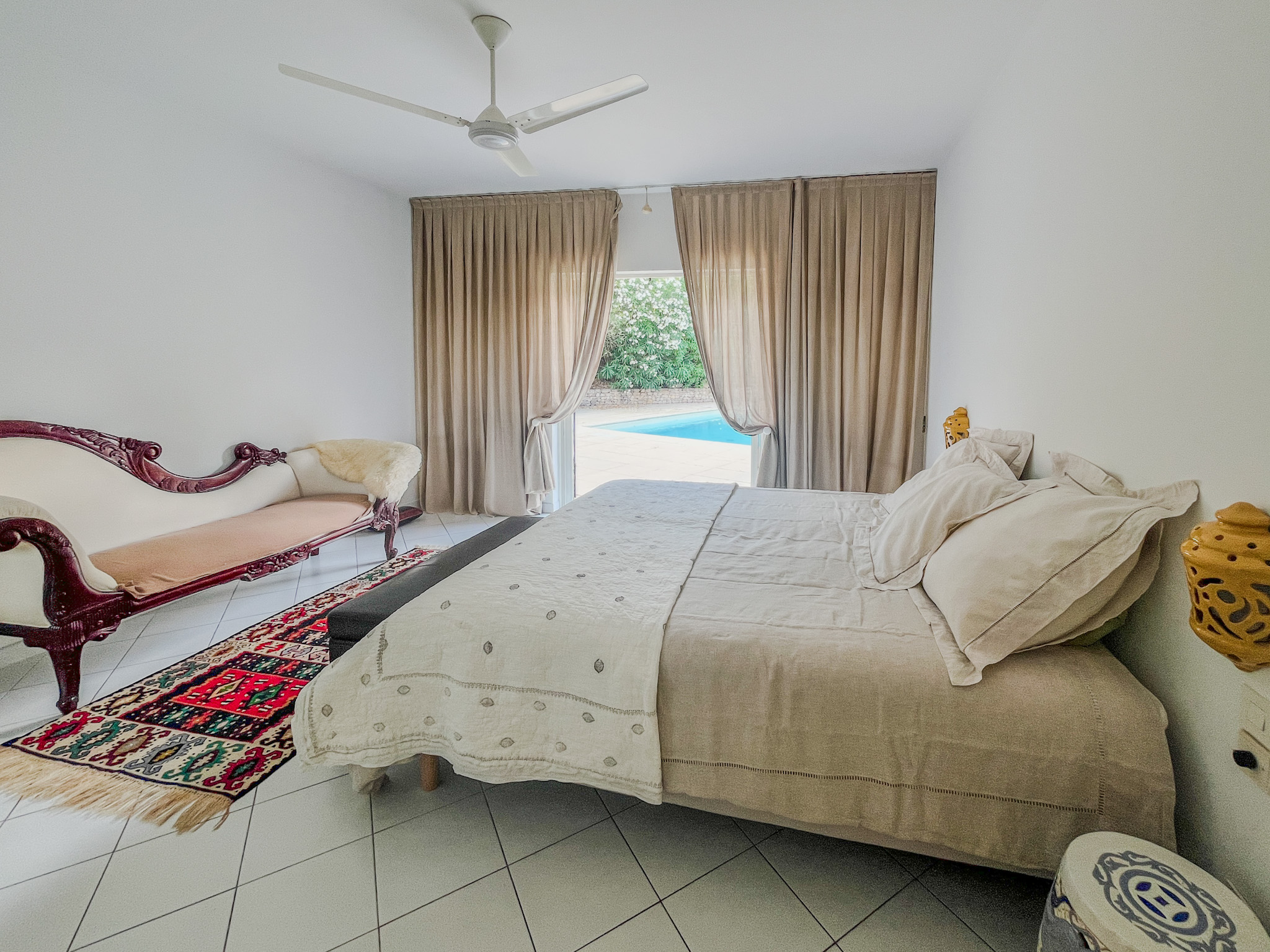 Chambre spacieuse à la décoration douce offrant calme et sérénité au Paradou.