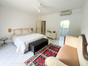 Suite avec salle d'eau et dressing offrant calme et sérénité au Paradou.