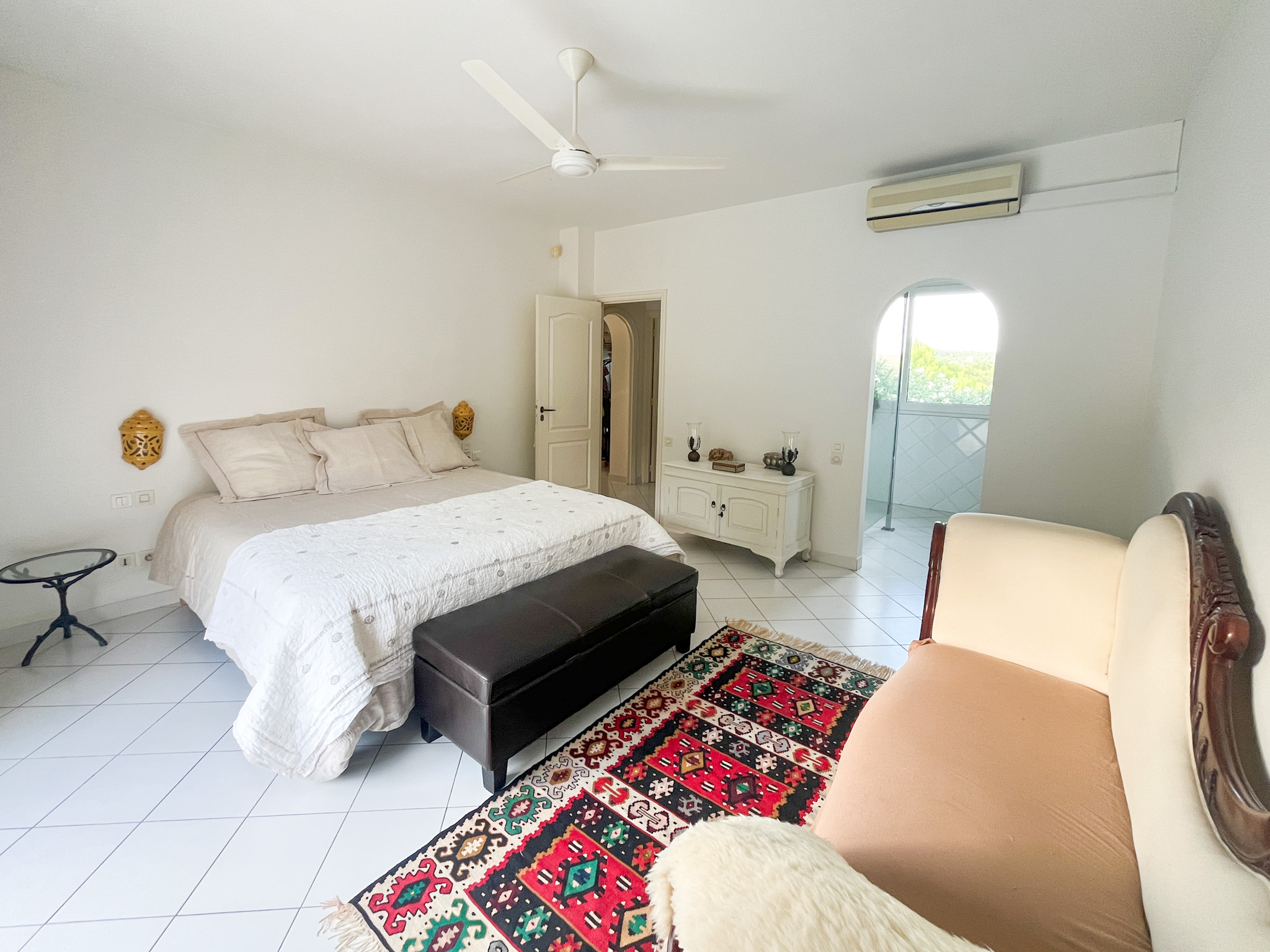 Suite avec salle d'eau et dressing offrant calme et sérénité au Paradou.