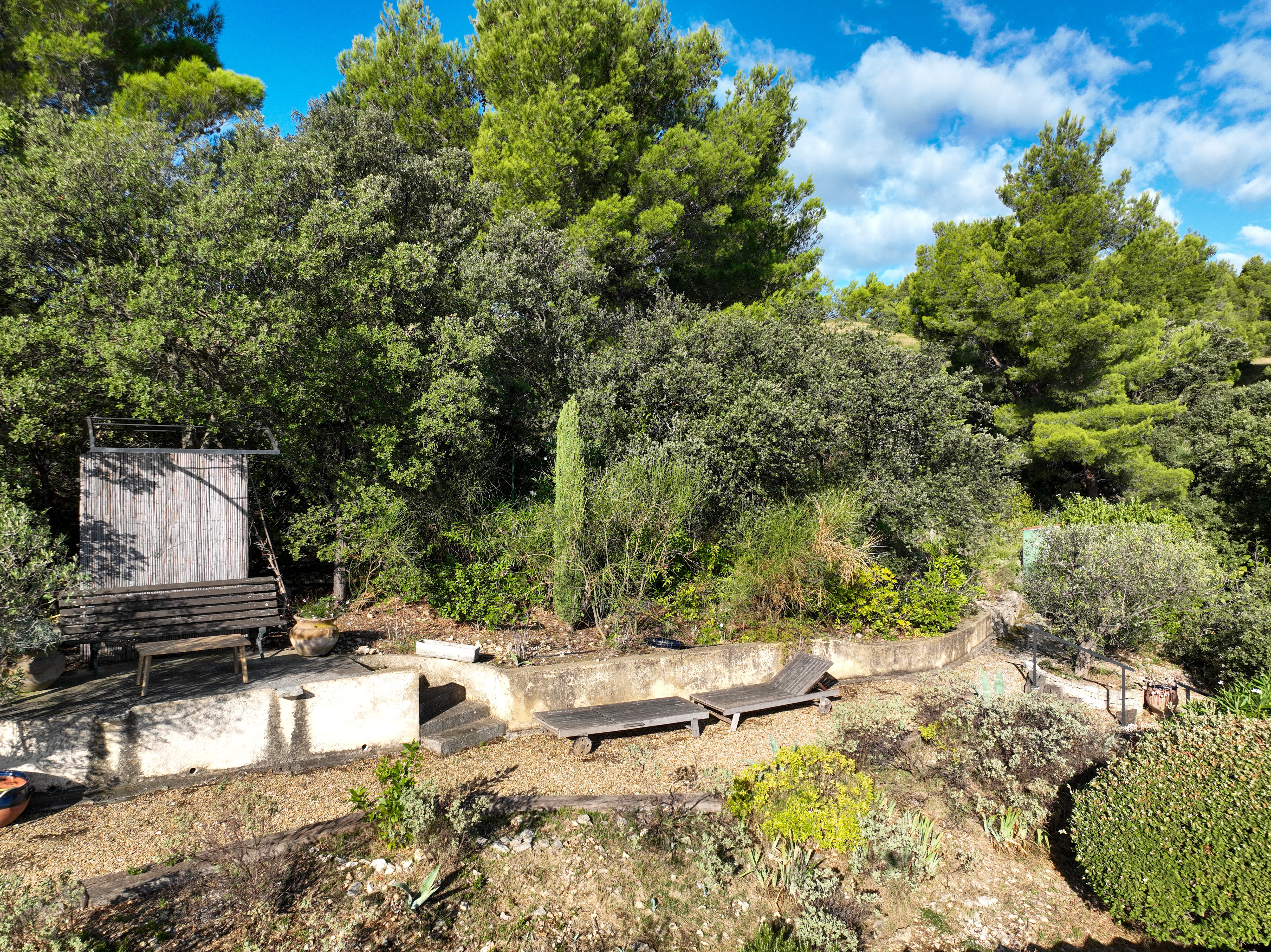 Vue du jardin sur la végétation méditerranéenne