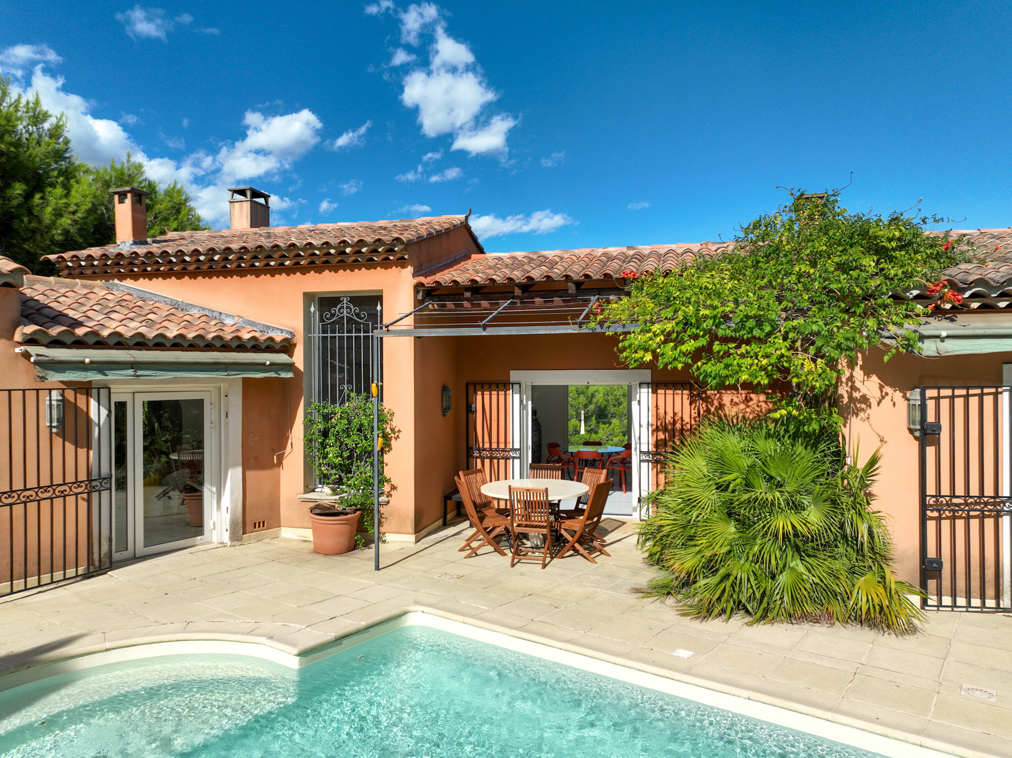 Terrasse ensoleillée aux couleurs de la Provence dans les Alpilles.