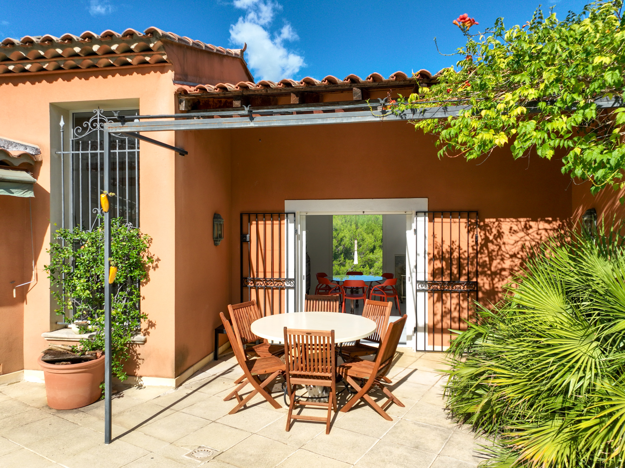 Coin repas extérieur ombragé, au bord de la piscine