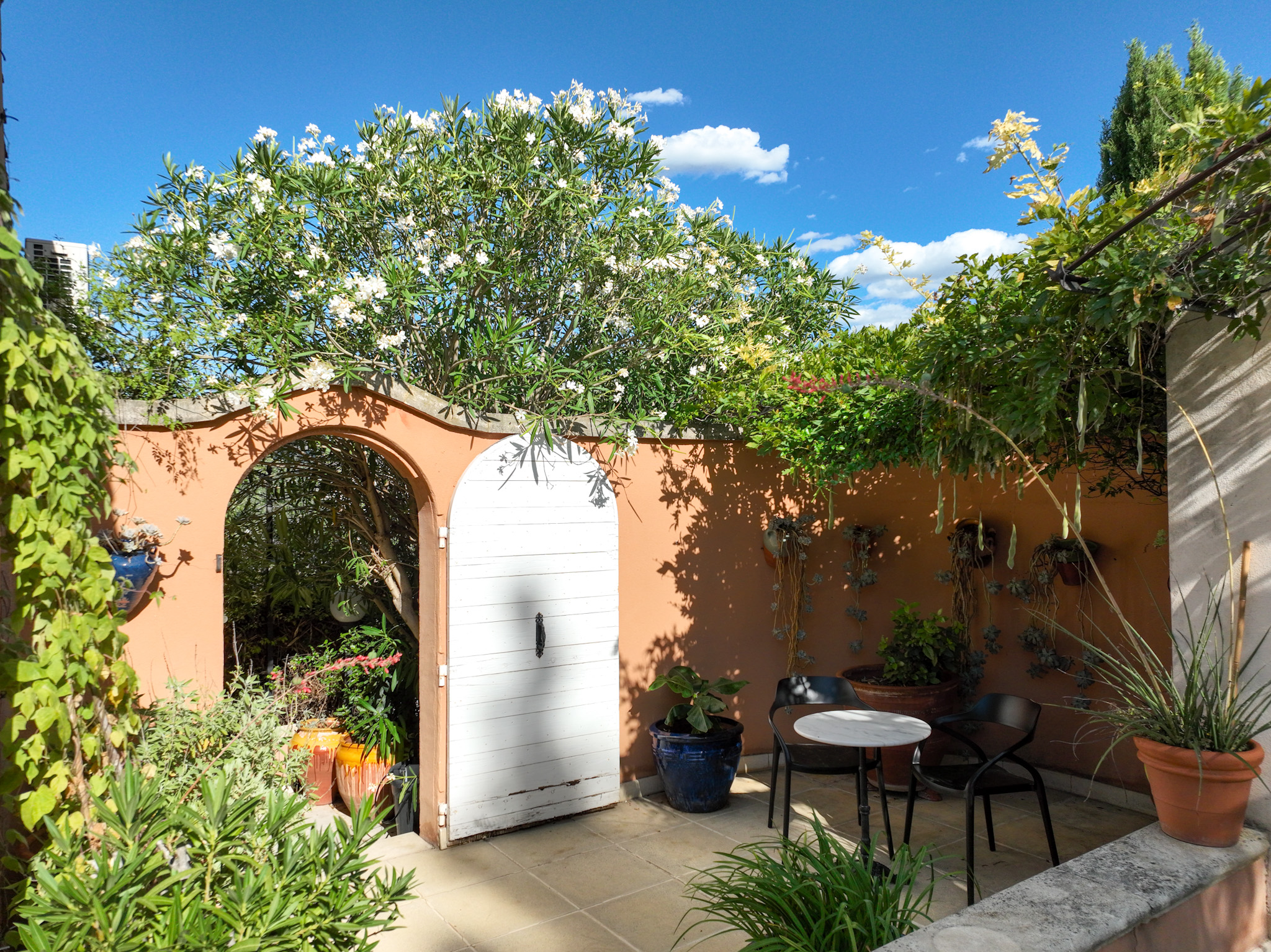 Patio intérieur fleuri, un véritable havre de fraîcheur à la Villa Olivia
