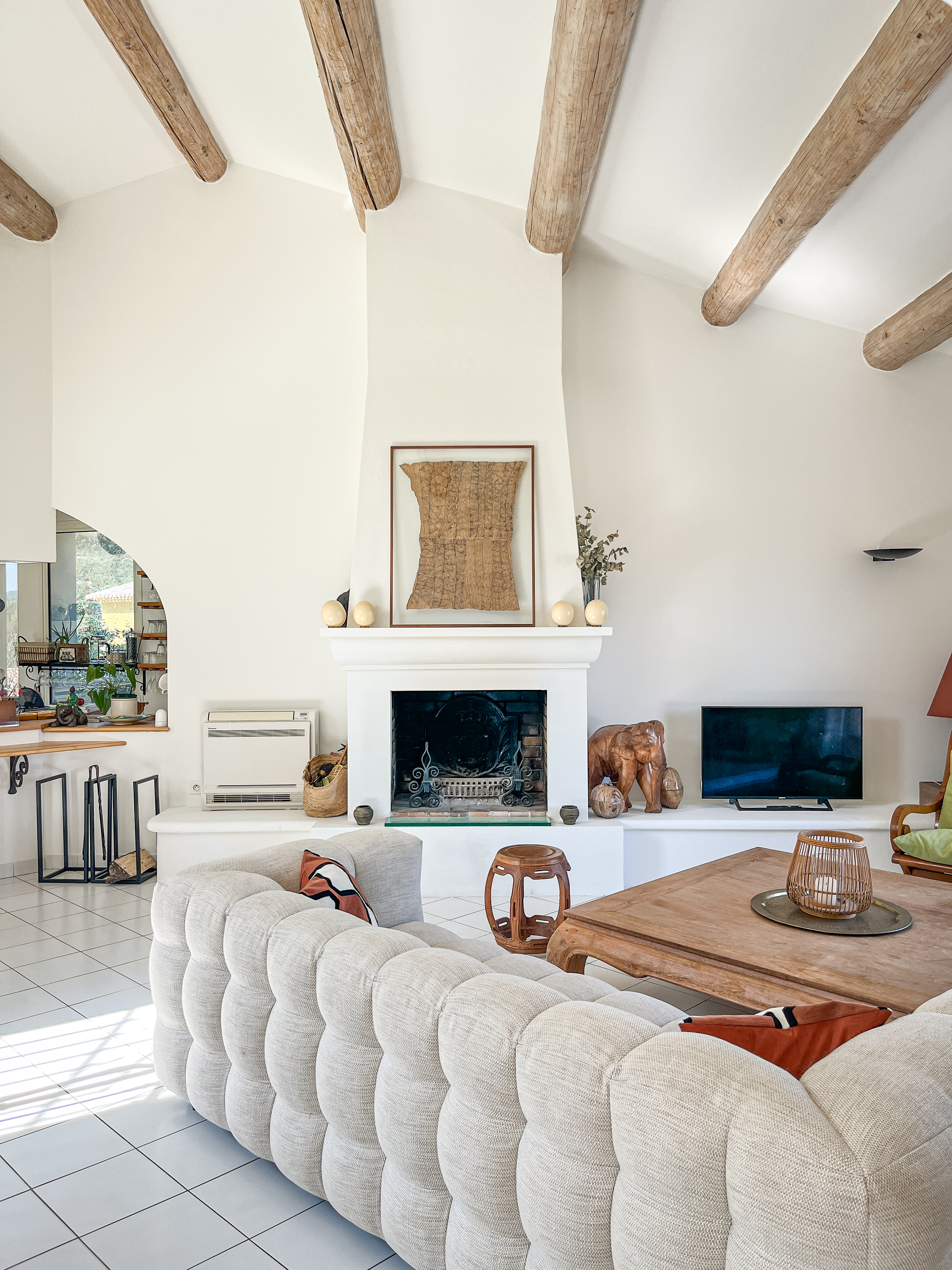 Salon avec cheminée, idéal pour se détendre au coin du feu en Provence.