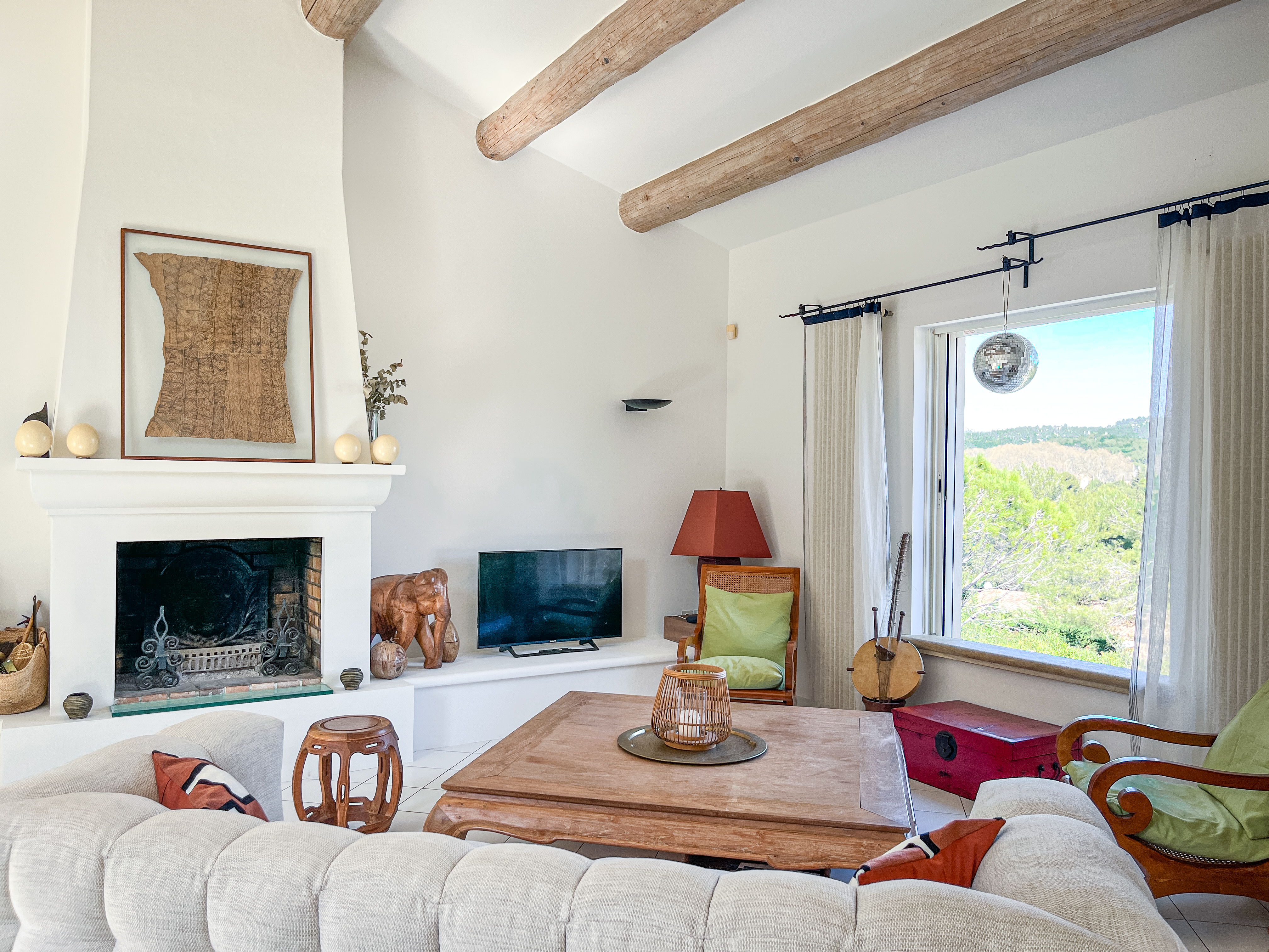 Salon spacieux et lumineux de la Villa Olivia, idéal pour se relaxer en Provence.